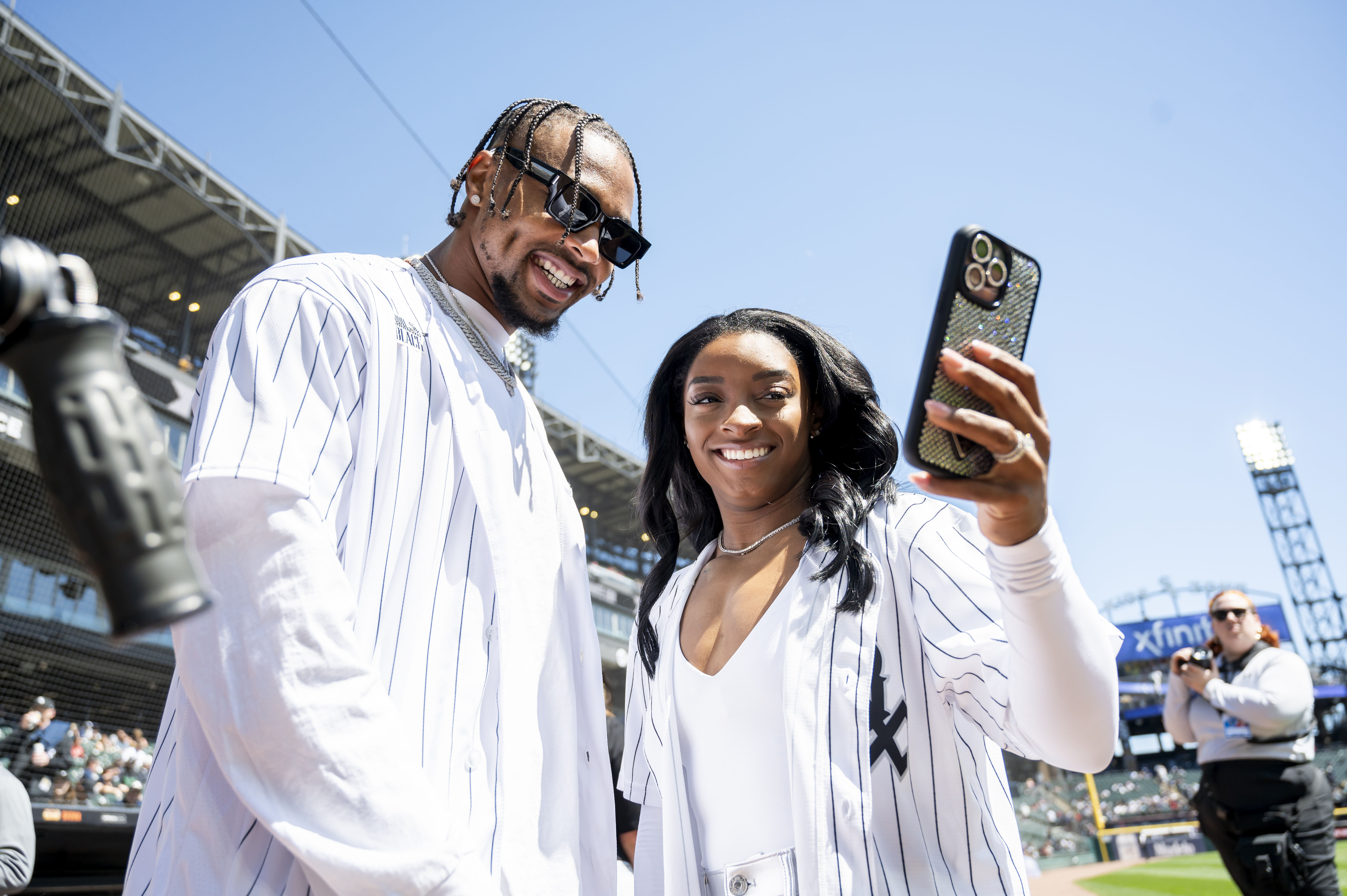 Simone Biles and Jonathan Owens at the Cincinnati Reds at Chicago White Sox (Image via Imagn)